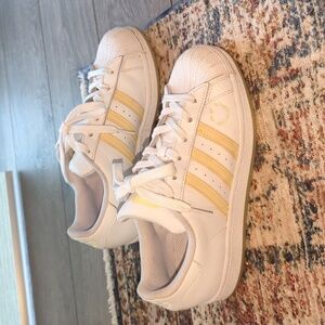 Adidas superstar sneakers in white and easy yellow